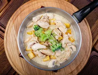 Пательня з курячим філе